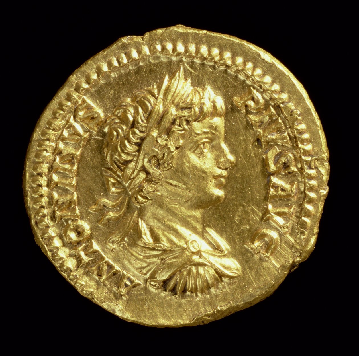Aureus (الوجه) برأس كركلا (196-217 م) ملفوفة ، مشدودة ، ترتدي إكليل الغار. Iscription: ANTONINVS PIVS AVG (ذهبي) (للخلف انظر 119136) بواسطة رواية
