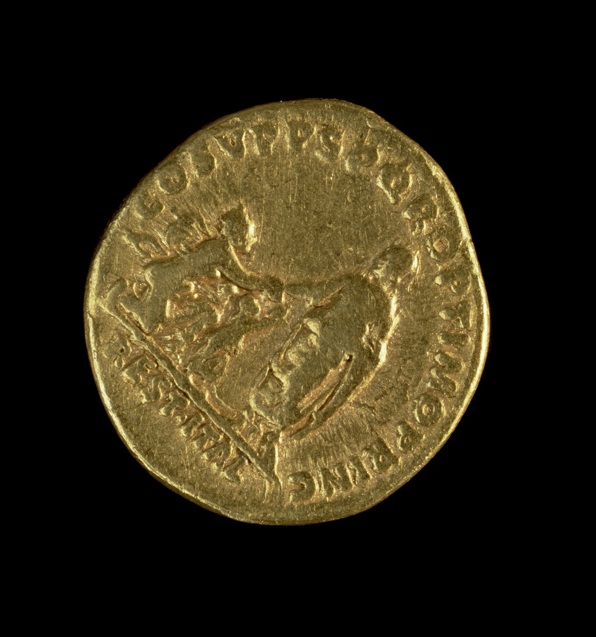 Aureus (عكسي) ضُرب بواسطة تراجان يصور الإمبراطور واقفاً يسارًا يمد يده اليمنى إلى إيطاليا راكعة يمينًا (ذهبي) النقش: COS VPPSPQR OPTIMO PRINC REST ITAL (للوجه انظر 11 بواسطة رواية
