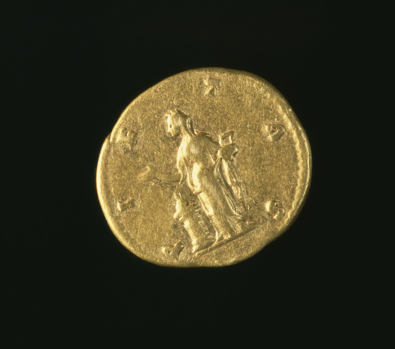 Aureus (العكسي) من Lucilla ، ابنة ماركوس أوريليوس (161 - 180 م) تصور بيتاس واقفة للتضحية على المذبح. نقش: PIETAS (الذهب) (للوجه انظر 119146) بواسطة رواية