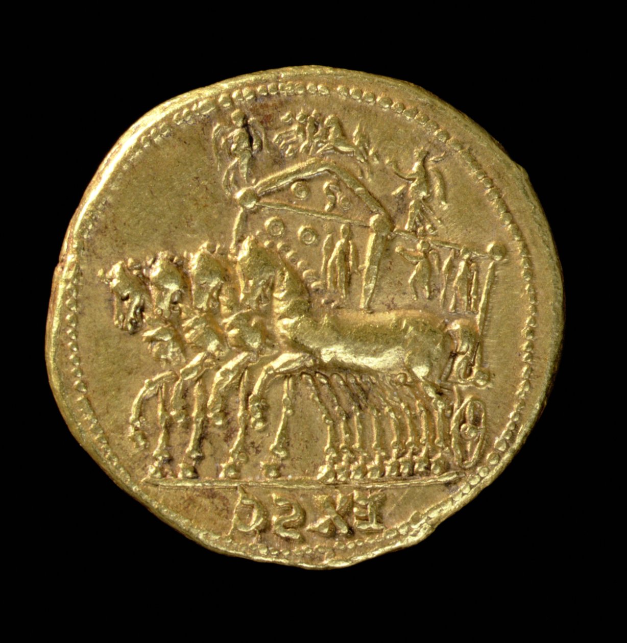 Aureus (عكسي) من كلوديوس المؤله (41 م - 54 م) ضُرب تحت نيرون (54 م - 68 م) يصور عربة بأربعة خيول (ذهبية) بواسطة رواية
