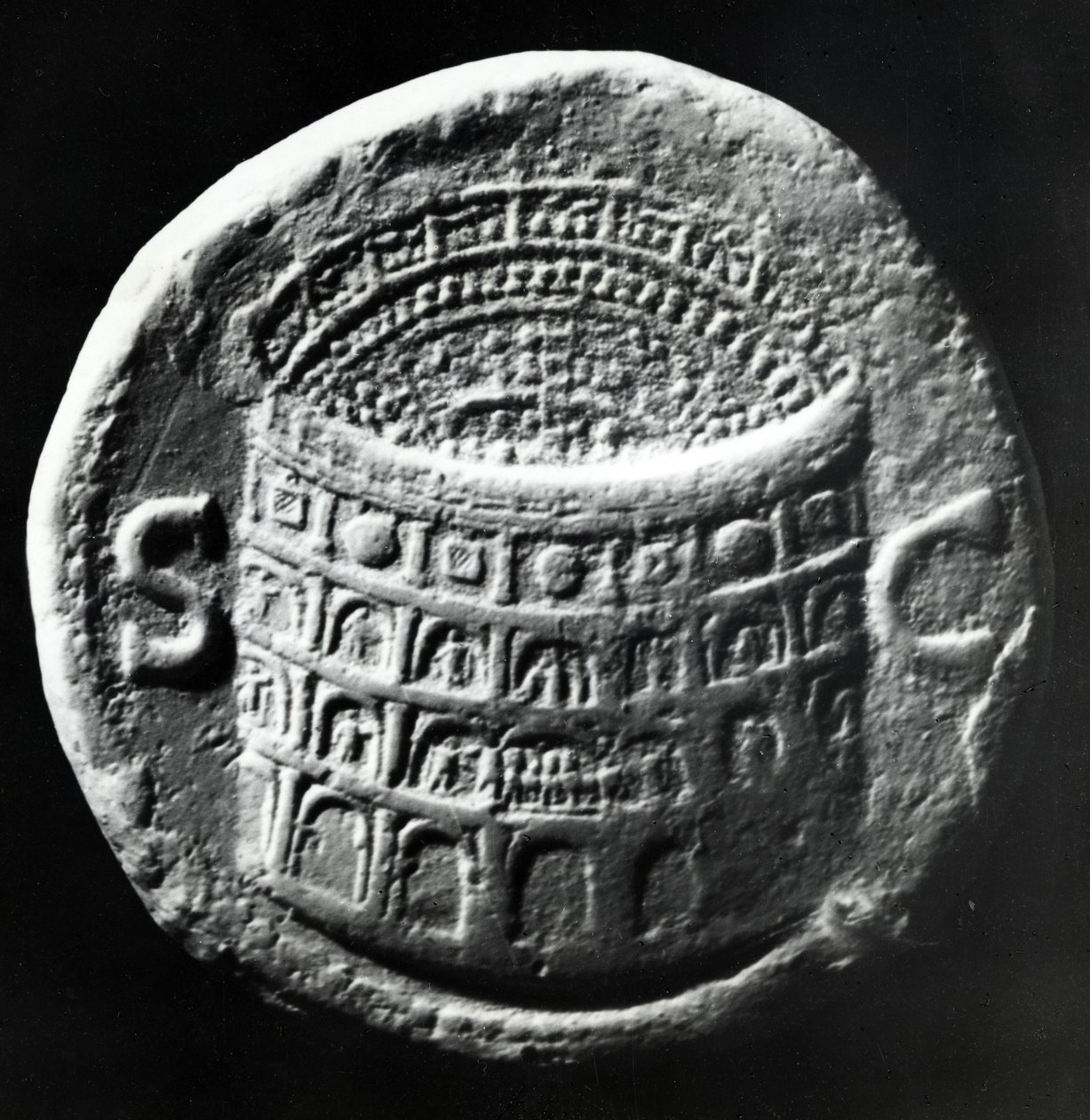 نحاس Sestertius يظهر منظرًا جويًا للكولوسيوم ، c.80-81 م (نحاس) بواسطة رواية