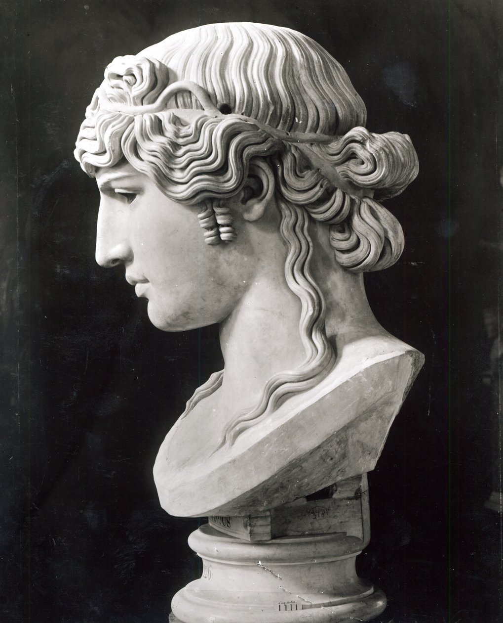 تمثال نصفي Antinous (c.110-30) يسمى "Antinous Mondragone" ، c.130-138 ميلادي (رخام) بواسطة رواية