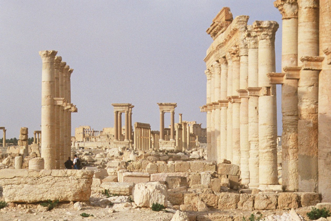 شارع أعمدة يؤدي إلى معبد بيل ، شيد في أواخر القرن الثاني وأوائل القرن الثالث بواسطة رواية