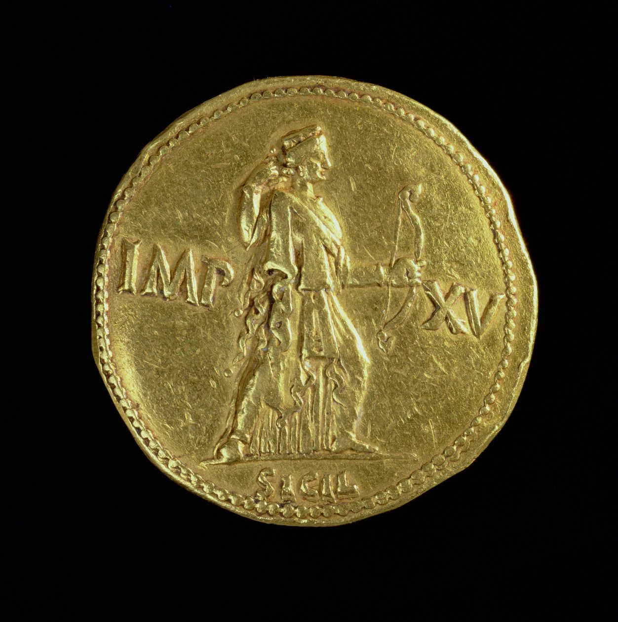 الذهب المتعدد (العكسي) للإمبراطور أوغسطس (31 ق.م - 14 م) يصور الإلهة ديانا. نقش: IMP XV إلى يسار ويمين ديانا ، أسفل SICIL (للوجه المقابل 85232) بواسطة رواية