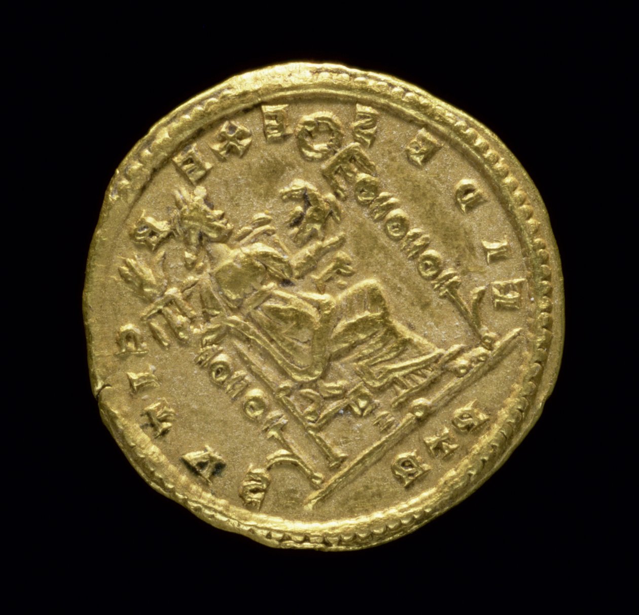 مادة صلبة ذهبية (عكسية) لقسطنطين الأول الكبير (306-337 م) تصور فيدس جالسًا على العرش. نقش: فيدس EXERCITVS. سكب في ترير بواسطة رواية