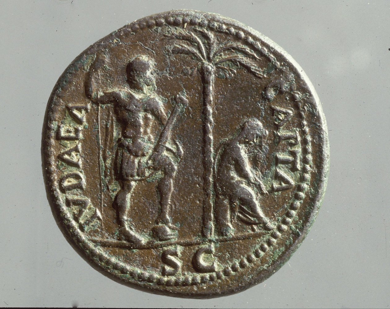 عملة إمبراطورية تظهر أرقام حداد عليها نقش "Iudea Capta" - "Judea the Conquered" (برونزية) (انظر 398241 للجانب الخلفي) بواسطة رواية
