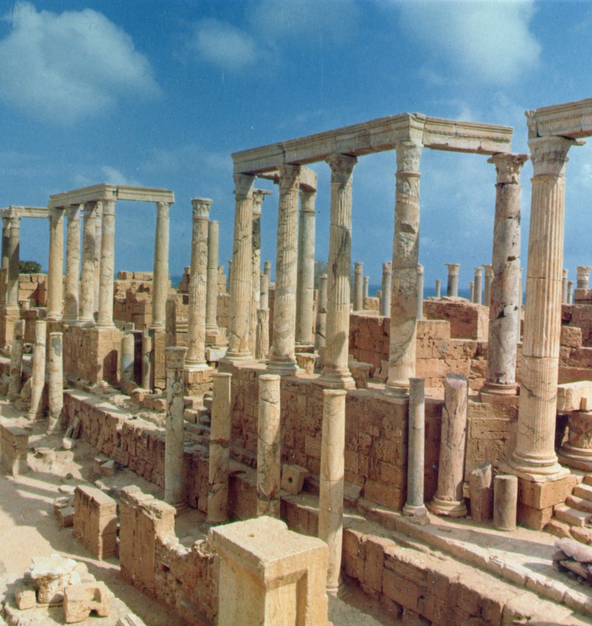 أعمدة من الحجر الجيري من المسرح بواسطة رواية