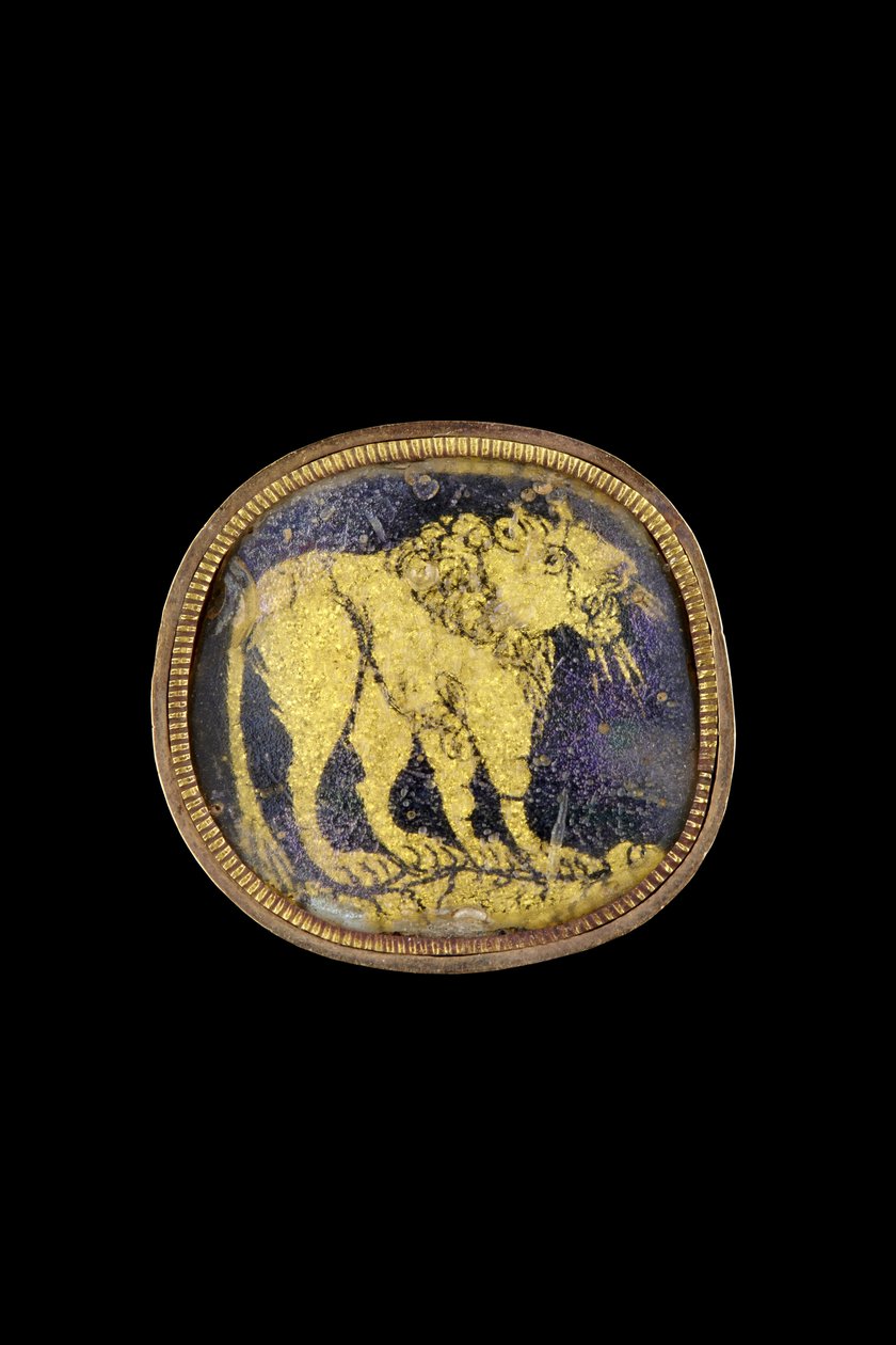 ميدالية مع أسد يقف على أرض غير مستوية ، القرنين الثالث والرابع الميلادي (الذهب والزجاج وسبائك النحاس) بواسطة رواية