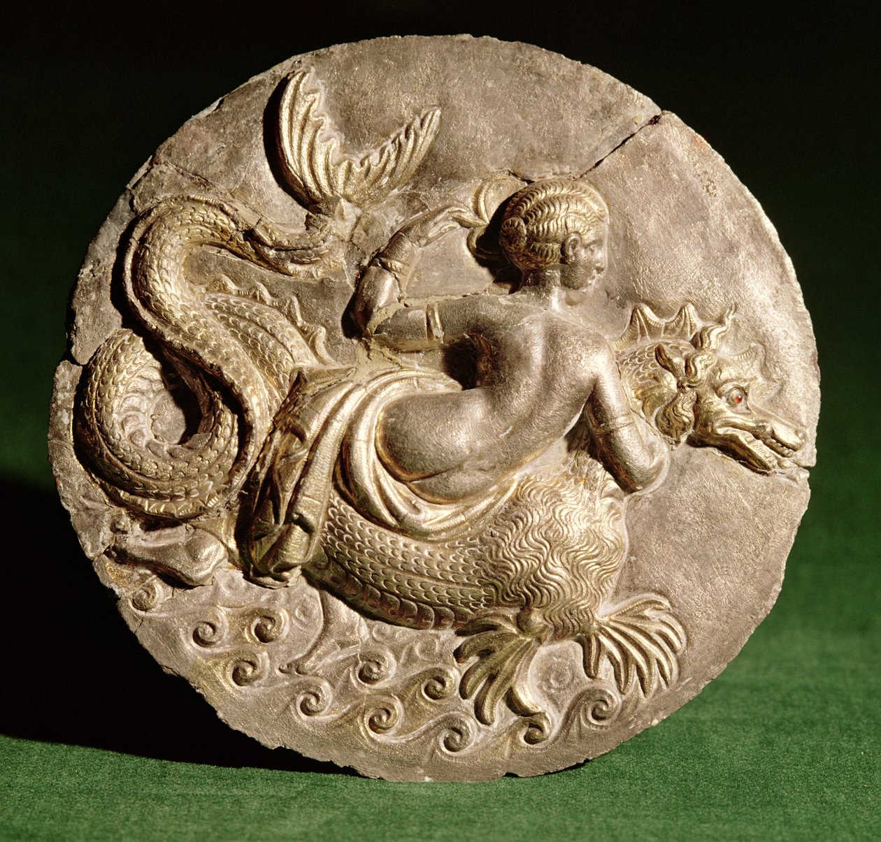 نيريد على كيتوس ، من غطاء pyxis الموجود في Canosa di Puglia ، c.130 قبل الميلاد (الفضة) بواسطة رواية