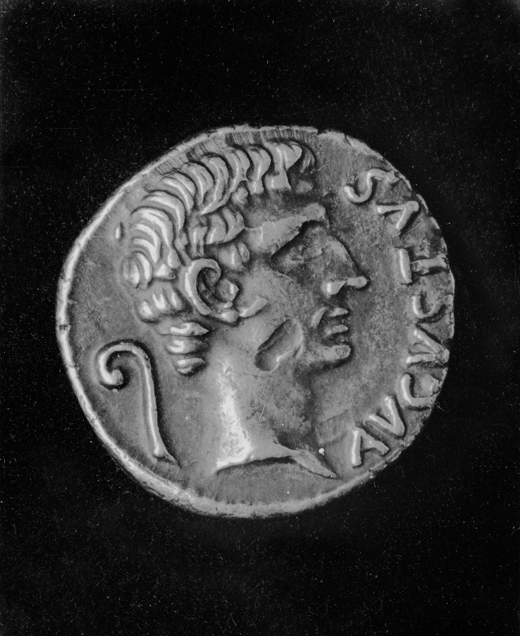صورة للإمبراطور أوغسطس (63BC-14AD) ، على الجانب العكسي لعملة جوليا (39BC-14AD) ، ابنة أوغسطس (معدن) بواسطة رواية