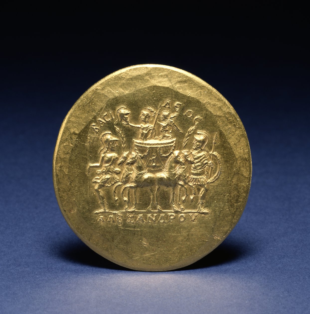 عكس ميدالية تصور الإسكندر الأكبر ونايكي ، إلهة النصر ، يركبون عربة ، c.215-243 (الذهب) بواسطة رواية