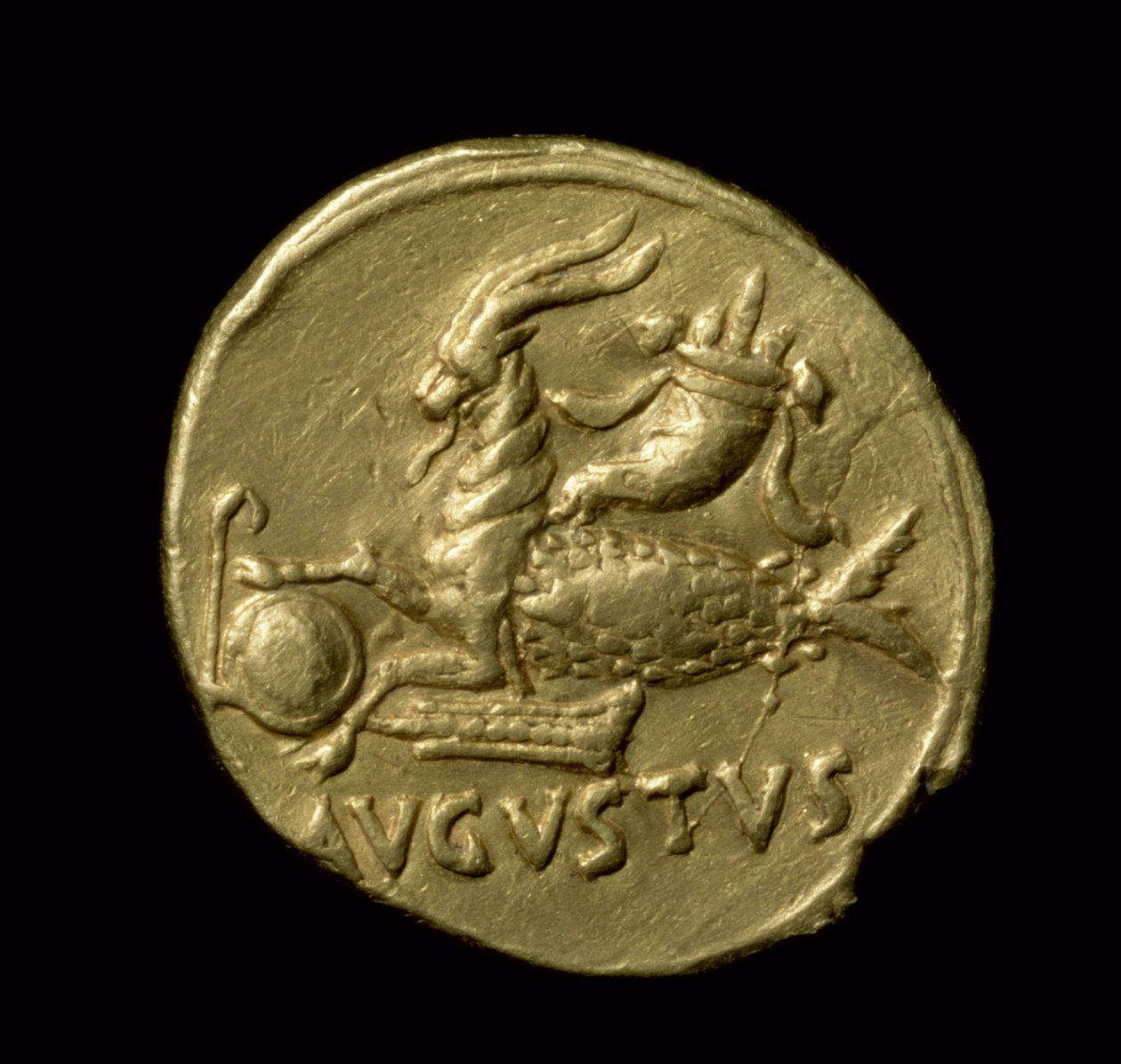 الجانب العكسي لعملة ذهبية تصور ماعزًا بذيل سمكة واسم Augustus ، c. 18-16 قبل الميلاد (الذهب) بواسطة رواية