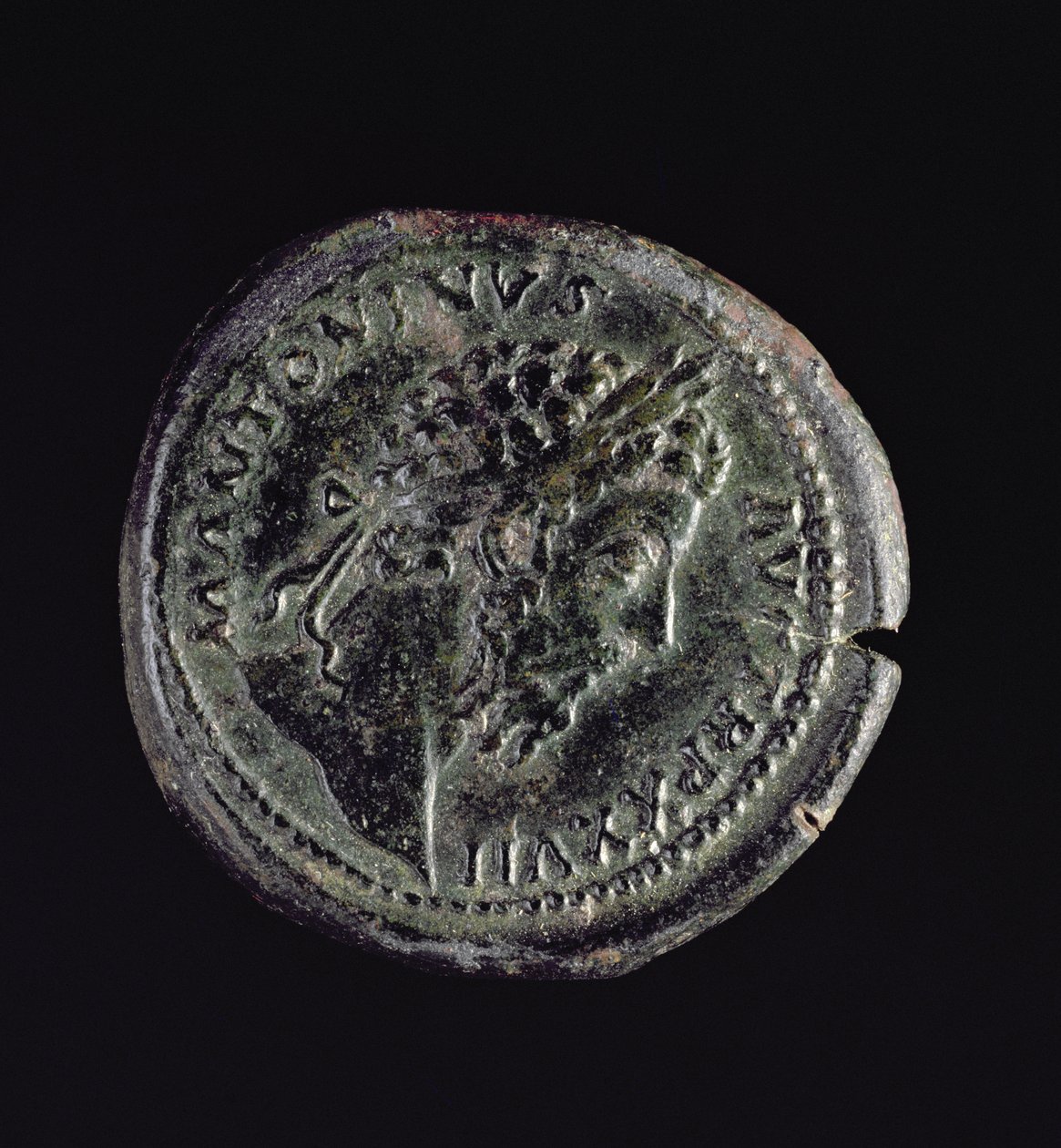 Sestertius (وجه) ضُرب من قبل ماركوس أوريليوس (161 - 180 م) برأس ماركوس أوريليوس (121-180) (للخلف انظر 119154) بواسطة رواية