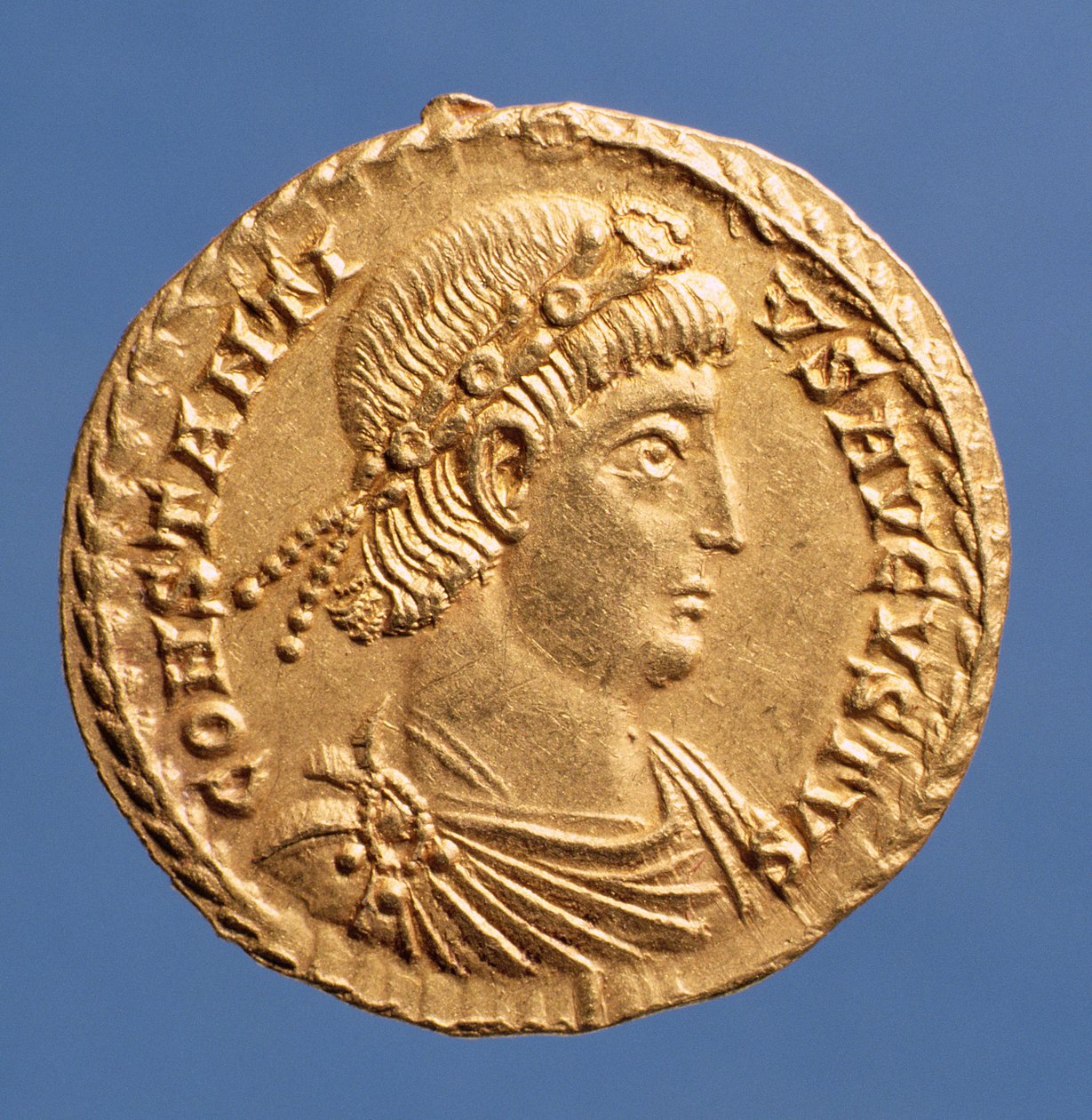 Solidus (الوجه) من Constantinius II (337-361) ملفوفة ، مرتدية إكليل مرصع بالجواهر. النقش: CONSTANTIVS AVGVSTVS (ذهبي) بواسطة رواية