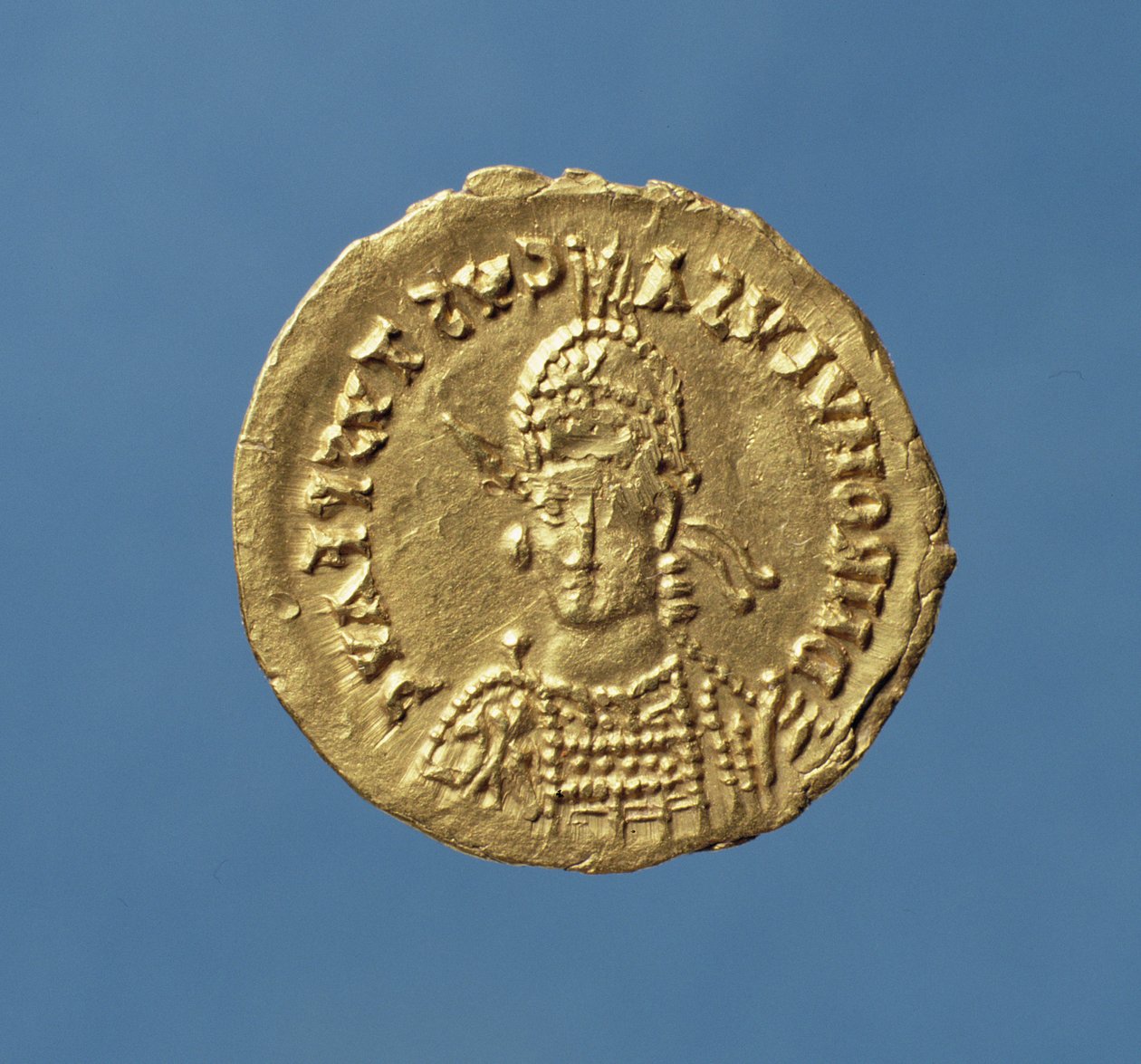 Solidus (الوجه الآخر) لرومولوس أوغستولوس (475-476) ، خوذة ، مشدودة ، مع رمح على الكتف الأيمن ، درع على اليسار (ذهبي) النقش: DN ROMVLVS AVGVSTVS PF AVG بواسطة رواية