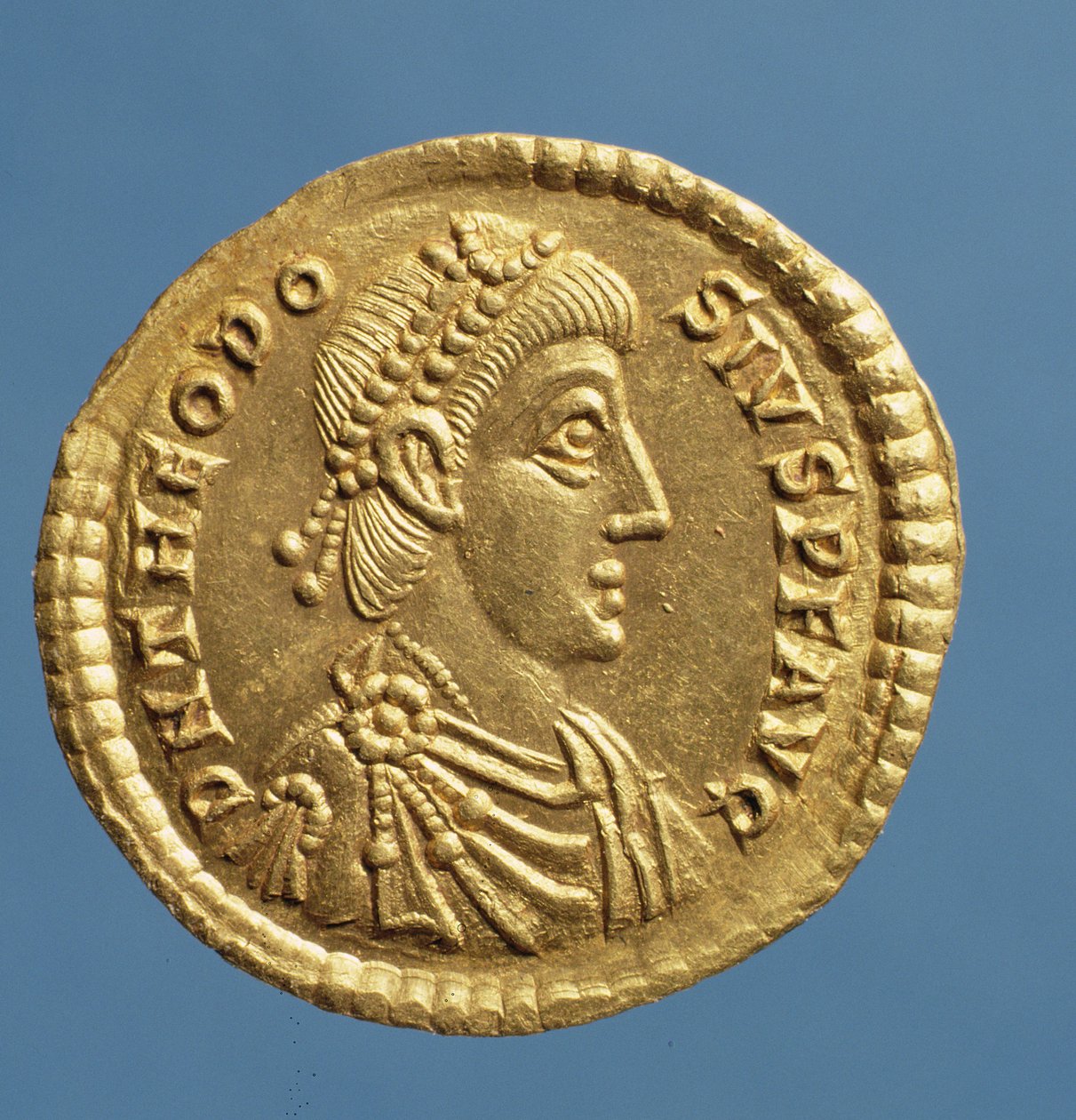 Solidus (الوجه الآخر) لثيودوسيوس الأول العظيم (379-395) ملفوفًا ، يرتدي إكليلًا. نقش: DN THEODOSIVS PF AVG (ذهبي) بواسطة رواية
