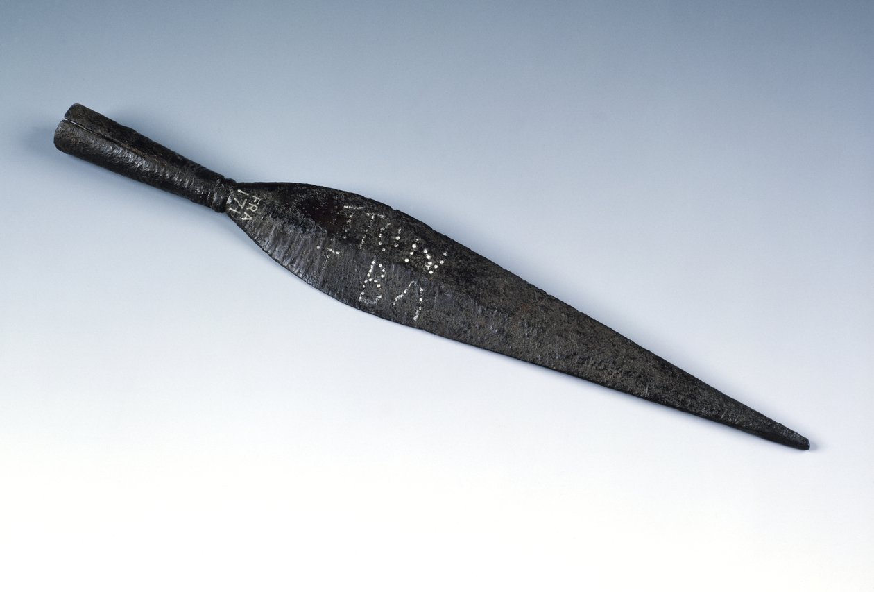رأس الحربة مع نقش ملكية مثقوب ، من الموقع الروماني في Newstead ، Melrose ، 80-100 م (حديد) بواسطة رواية
