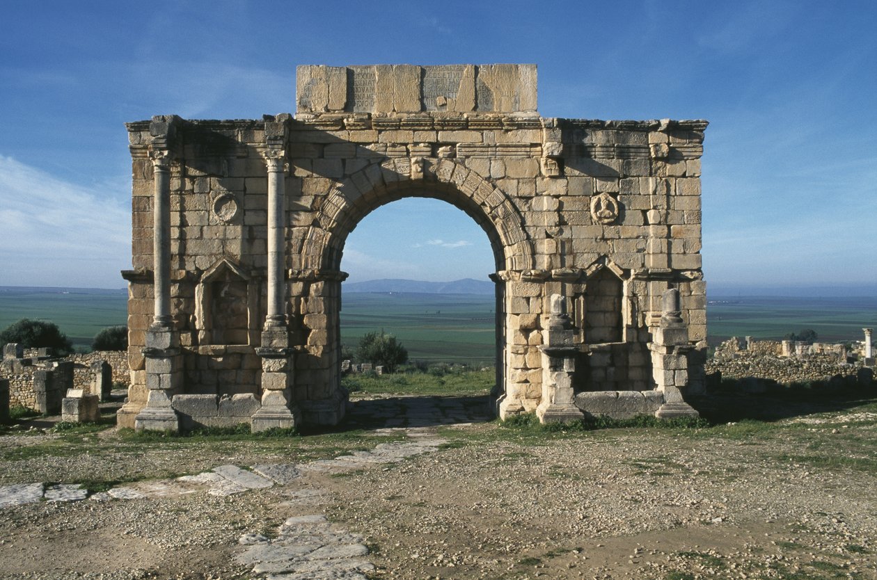 قوس النصر الذي بني على شرف الإمبراطور كركلا ، على Decumanus Maximus ، 217 م بواسطة رواية