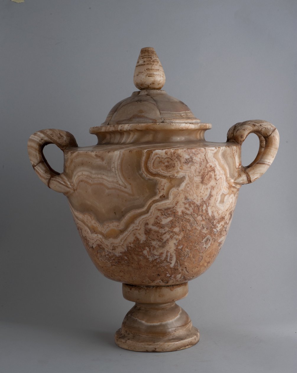 Urn (مرمر) بواسطة رواية