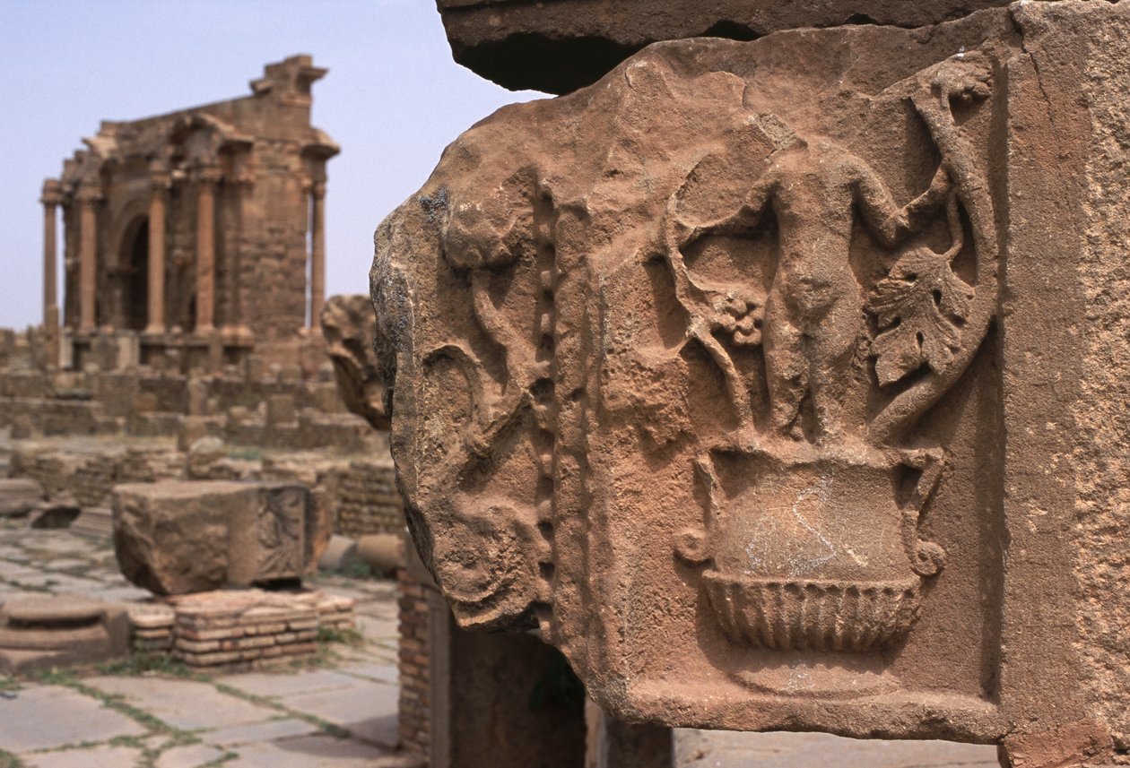 قطعة معمارية بزخرفة منحوتة ، سوق سيرتيوس ، العصر الإمبراطوري العالي (27 ق.م - 395 م) (انظر التفاصيل 267024) بواسطة الفترة الإمبراطورية الرومانية