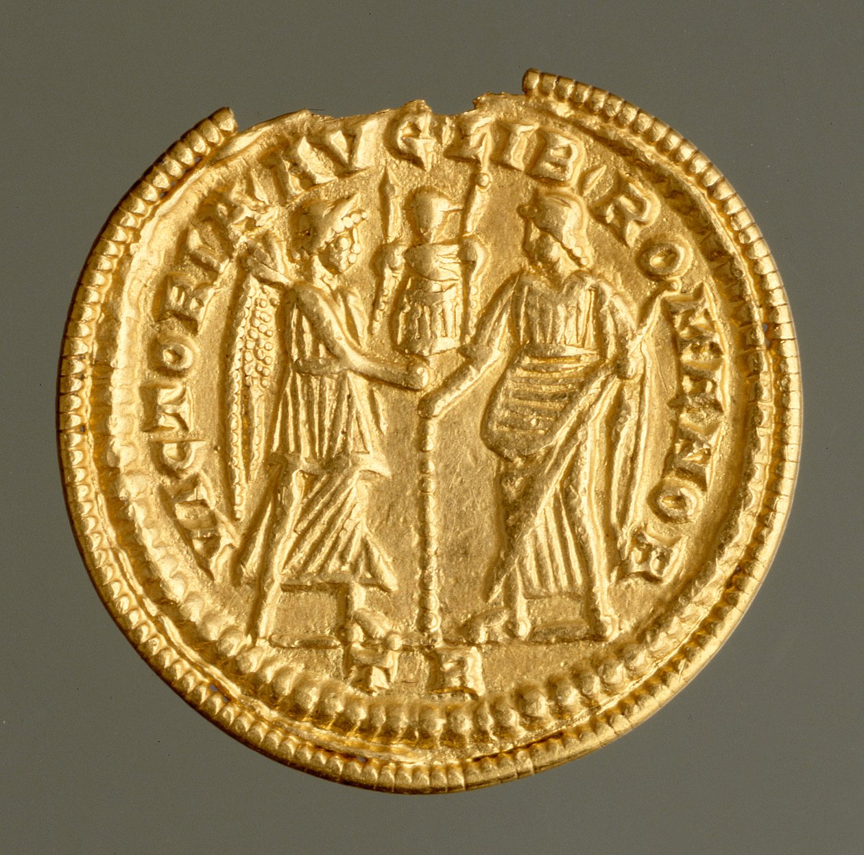 Solidus of Magnentius ، موجود في Kirchberg ، c.350-353 (ذهبي) بواسطة رومان رومان