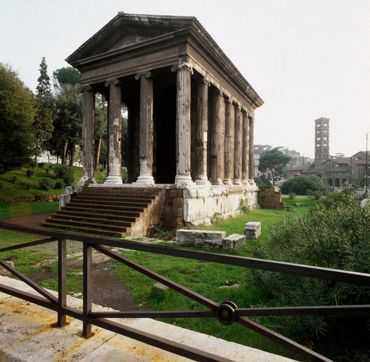 روما القديمة: منظر لـ Tempio di Portuno (معبد Portunus أو معبد الثروة الرجولية) بالقرب من ساحة فم الحقيقة (Bocca della verita) من القرن الثاني إلى الأول قبل الميلاد. روما بواسطة رواية
