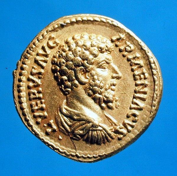 Aureus (الوجه) مع تمثال نصفي من Lucius Verus (161 م - 169 م) ملفوف ومغلف. (ذهبي) نقش: L VERVS AVG ARMENIACVS بواسطة رواية