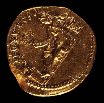 Aureus (عكسي) ضُرب بواسطة هادريان (117 - 138 م) مُصوَّرًا AEGYPTOS (مصر) وهو ينحني إلى اليسار. (الذهب) نقش: AEGYPTOS (للأمام انظر 119152) بواسطة رواية