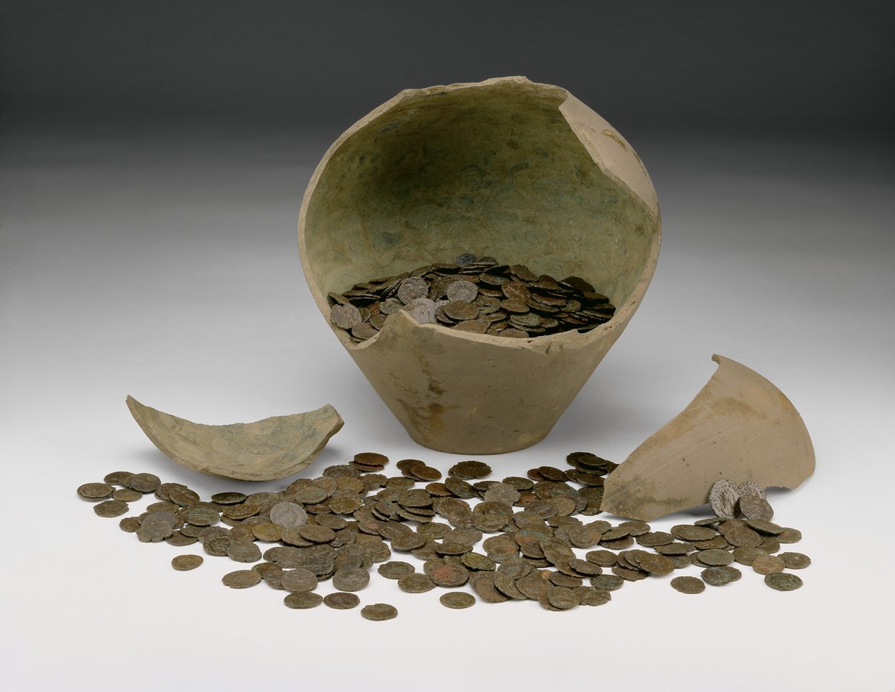 أكمل من النقود المعدنية الإمبراطورية الرومانية المحلية مع جرة ، Chalgrove II Hoard ، من Chalgrove ، Oxfordshire (سيراميك ومعدن) بواسطة رواية