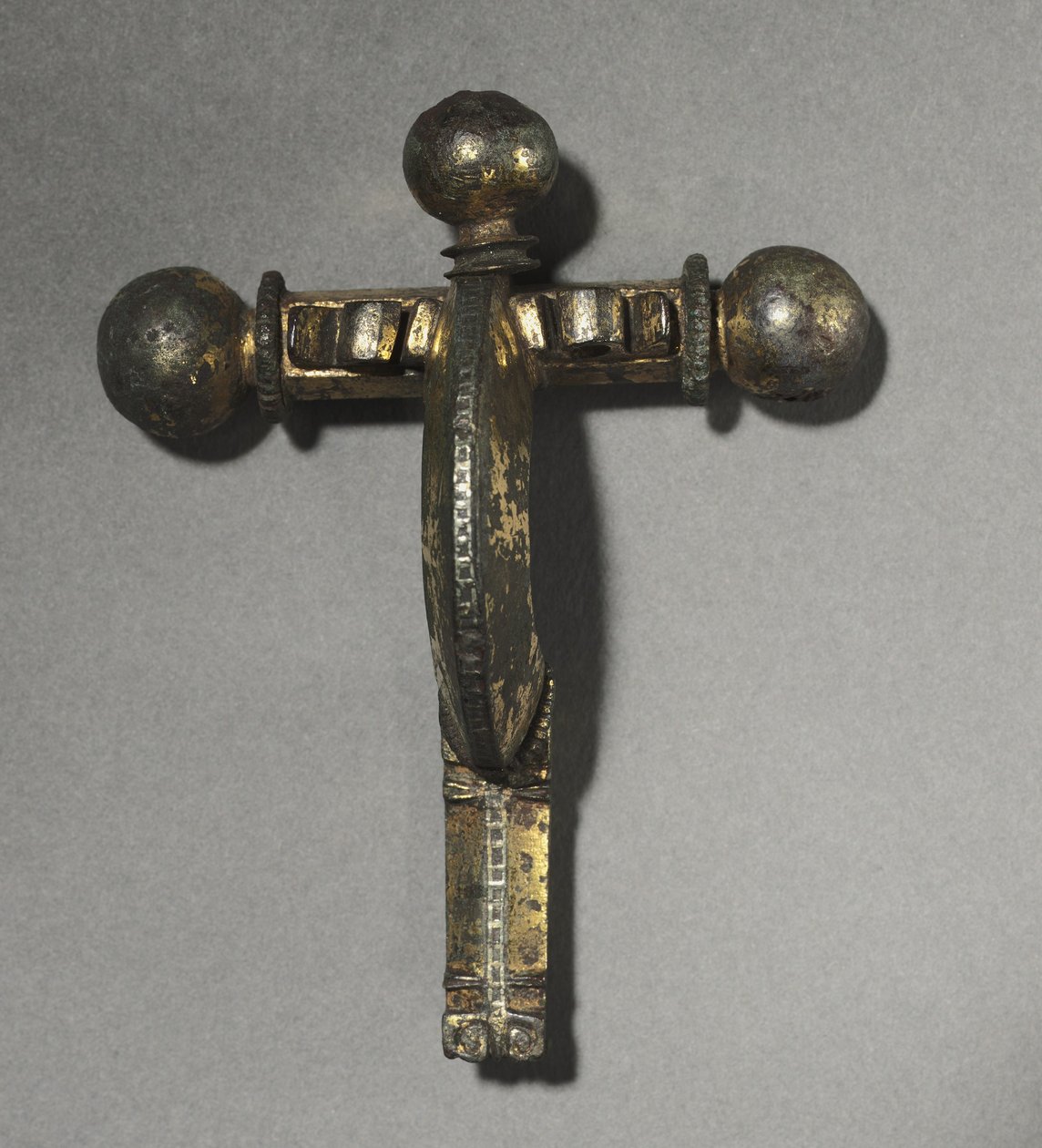 قوس ونشاب فيبولا ، c.350-400 (برونزي ، برونزي مذهب ، فضي ونيللو) بواسطة رواية