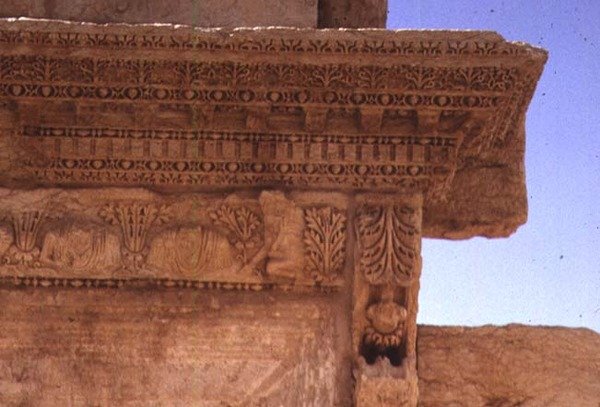 تفاصيل مائدة مزينة بصور تماثيل نصفية ، رومانية ، القرن الثاني (صورة) بواسطة رواية