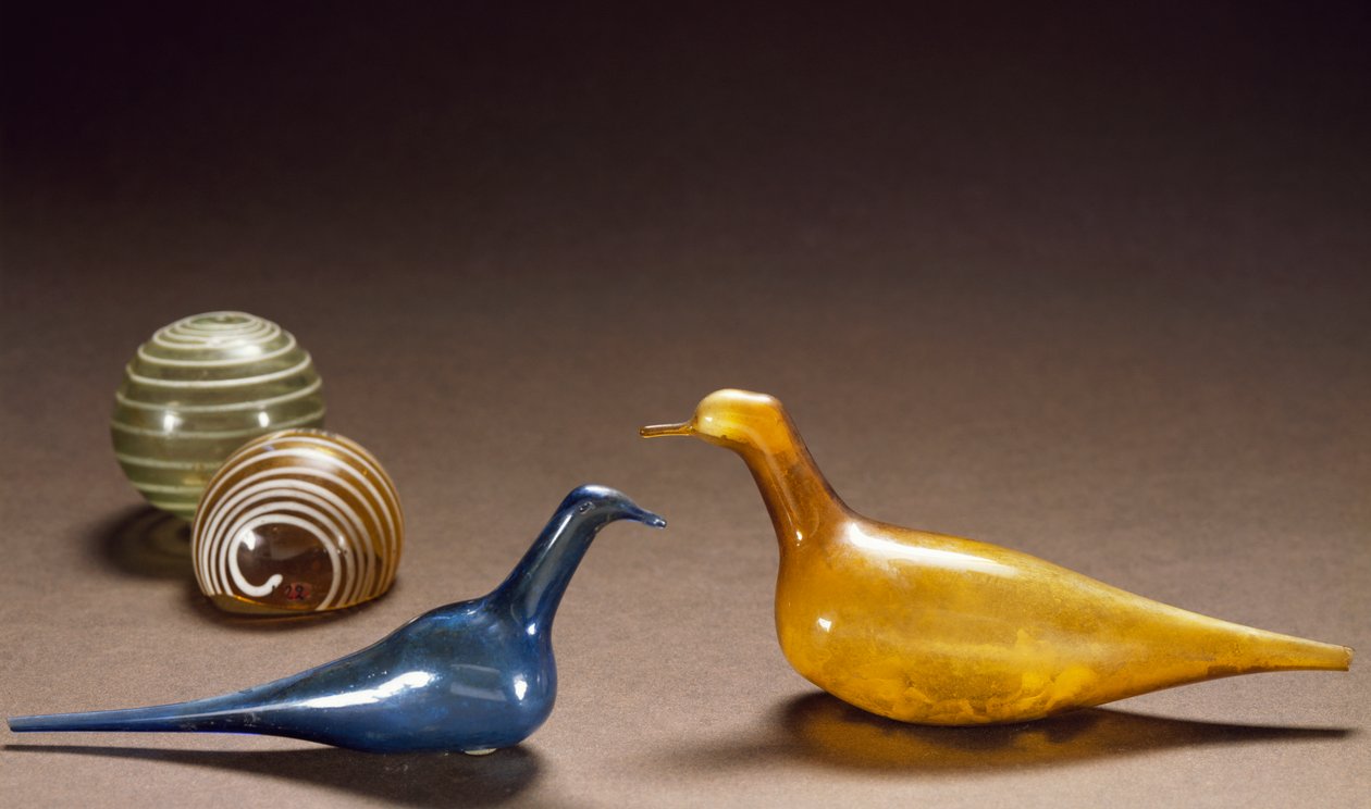 Dove-shaped unguentaries, stained and blown glass بواسطة رواية