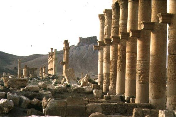 الجزء الأول من الشارع المحاط بالأعمدة يشكل المحور الرئيسي للمدينة ، مما يؤدي إلى معبد جنائزي وقلعة ابن معان ، وهي قلعة عربية من القرن السابع عشر ، تم بناؤها في النصف الأول من القرن الثاني (صورة) بواسطة رواية