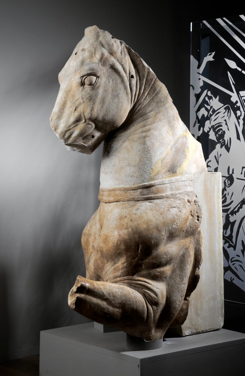 Front part of a horse, c.75-25 BC (marble) بواسطة رواية