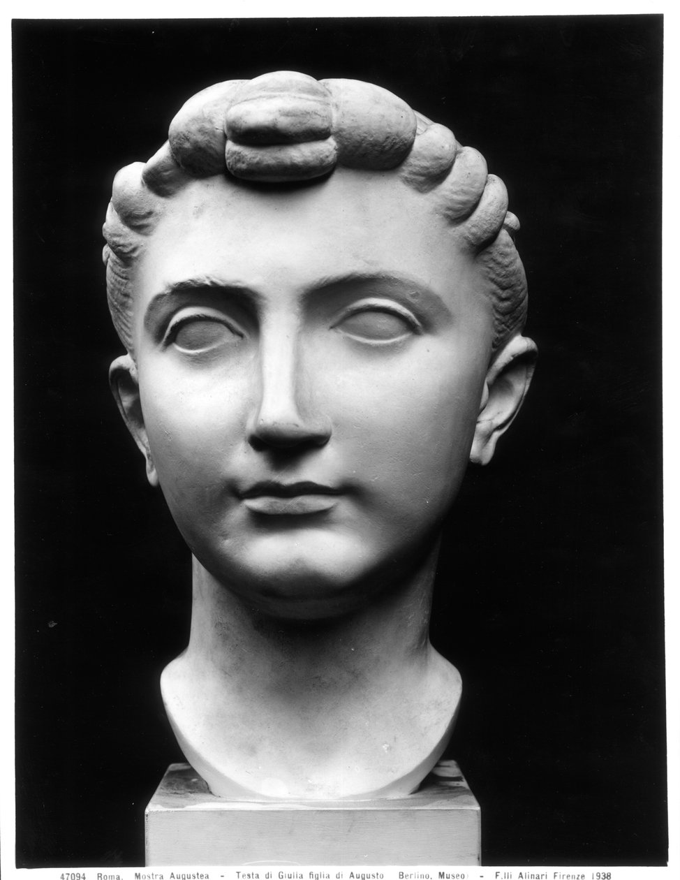 رأس جوليا (39BC-14AD) ، ابنة الإمبراطور أغسطس (الرخام) (صورة b / w) بواسطة رواية