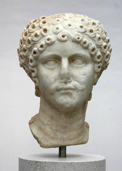 رأس امرأة ، ربما Agrippina Minor ، حوالي 50 م (رخام) بواسطة رواية