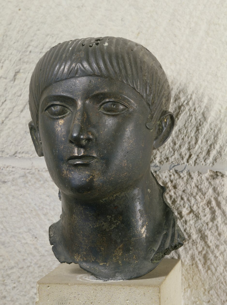 رأس شاب يعرف باسم The Young Aquitaine Chief (برونزي) بواسطة رواية