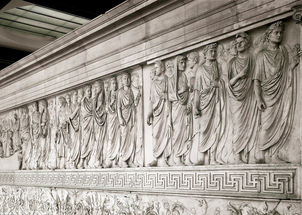 القصر الإمبراطوري للإمبراطور أوغسطس - نقش رخامي منخفض في الشمال من Ara Pacis Augustae ، قام ببنائه الإمبراطور الروماني Augustae بين 13 و 9 قبل الميلاد على Champ de Mars (Campo de Marte) في روما لإحياء ذكرى السلام بعد حروب الإمبراطورية agai بواسطة رواية