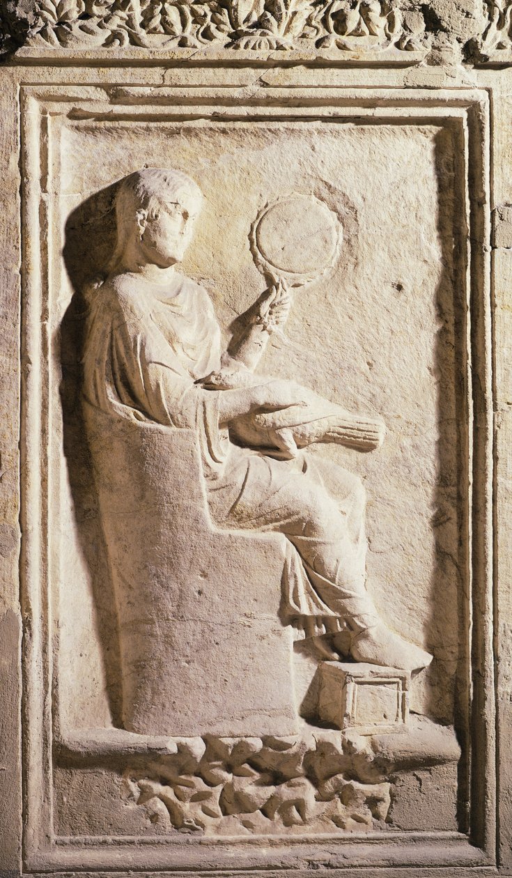 Relief depicting a Roman lady with a mirror (stone) بواسطة رواية