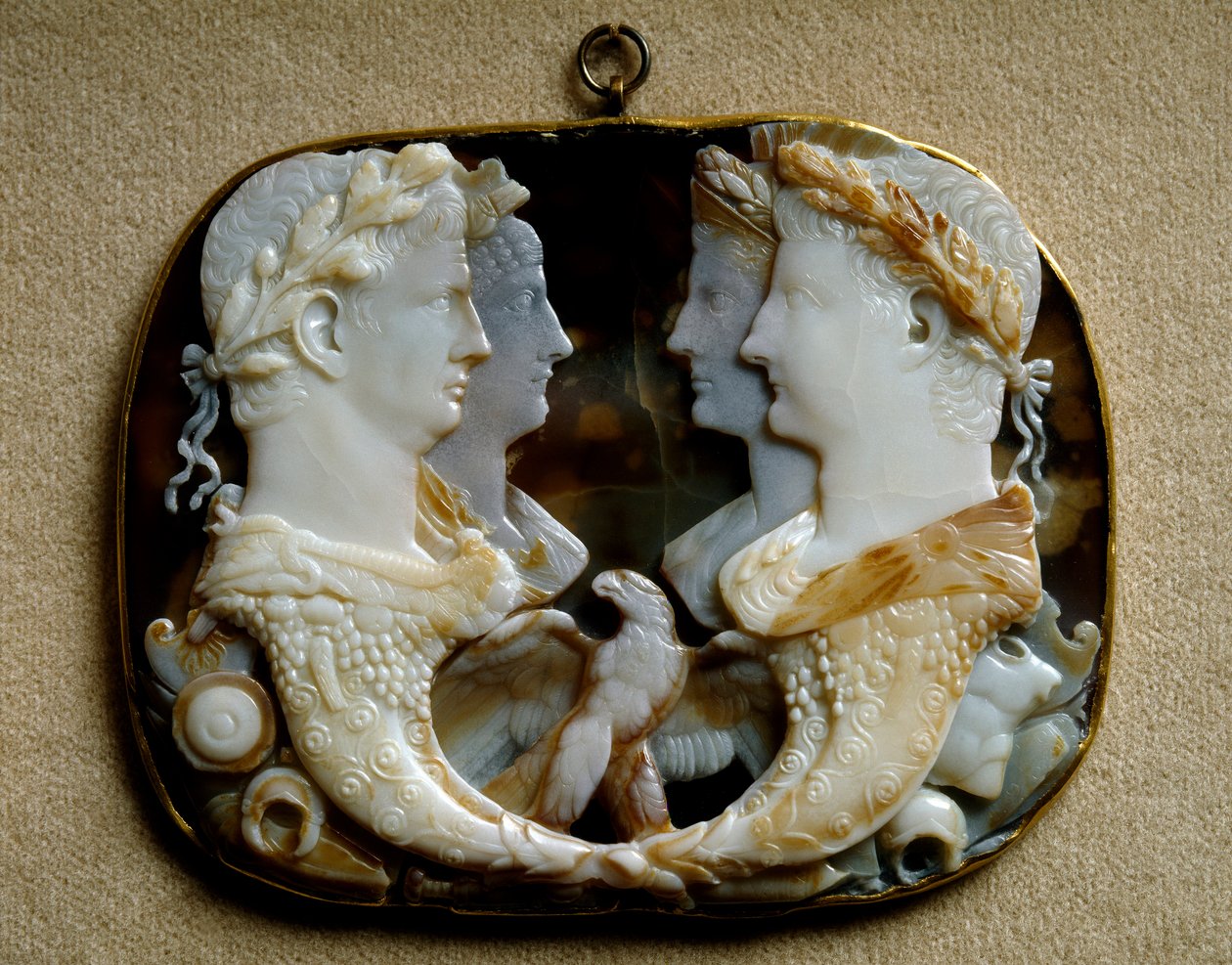 الفن الروماني: Onyx comee (Gemma Claudia) يزين تمثيلات الأزواج الإمبراطوريين كلود (Tiberius Claudius Drusus) (10 قبل الميلاد - 54 بعد الميلاد) وزوجته Agrippine the Young (15-59 بعد الميلاد) (Agrippina Minor) (يسار) و Caius Julius Caesar dit Germanicus (15  بواسطة رواية