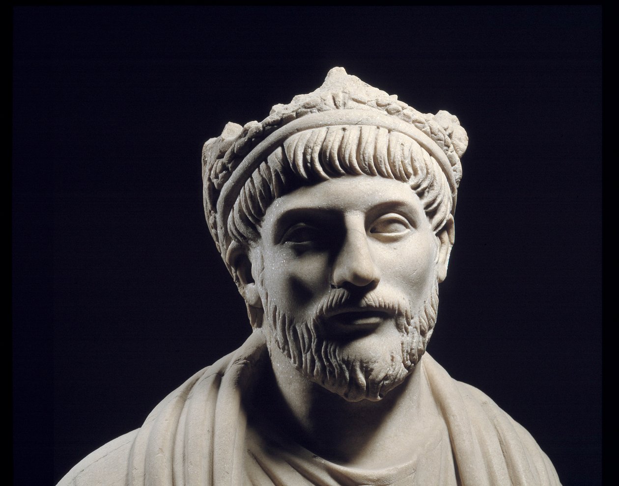 الفن اليوناني الروماني: تمثال الإمبراطور الروماني جوليان لير المرتد (331 - 363) (القرن الرابع قبل الميلاد. JC) باريس ، متحف اللوفر بواسطة رواية
