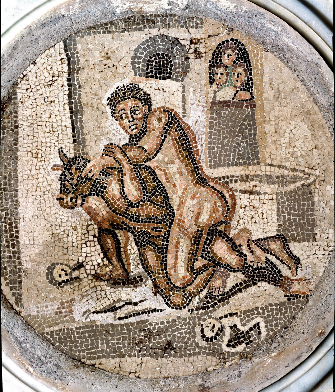 الفن الروماني: "" Thesee fight the minotaur "" "فسيفساء قادمة من موقع بومبي. من القرن الأول إلى القرن الثالث الميلادي. نابولي ، Museo Archeologico Nazionale بواسطة رواية