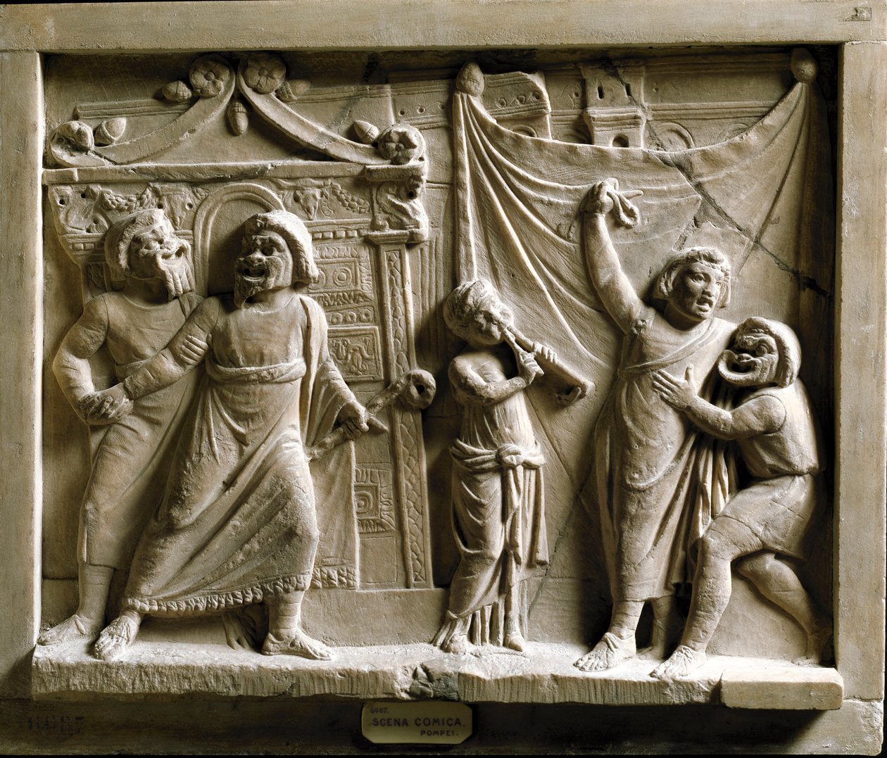 الفن الروماني: مشهد مسرحي كوميدي (كوميدي) من قطعة "أندريا" بواسطة Terence (Publius Terentius Afer) (185-159 قبل الميلاد) ، ارتياح من بومبي - Museo Archeologico Nazionale Naples - مشهد الكوميديا اليونانية Andria ، بواسطة Terence (Publius Terentius بواسطة رواية