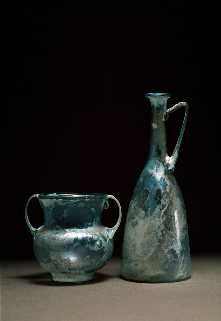 Roman art: glass bottles. 1st and 2nd century AD. Museo Nacional de Arte Romano Madrid بواسطة رواية
