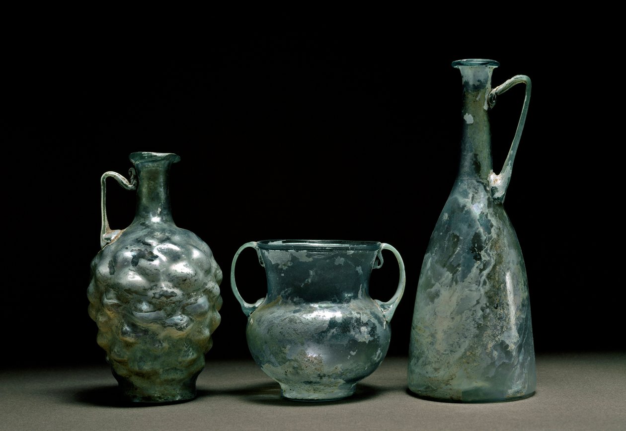 الفن الروماني: قوارير زجاجية وإبريق. القرنين الأول والثاني بعد الميلاد. Museo Nacional de Arte Romano Madrid بواسطة رواية