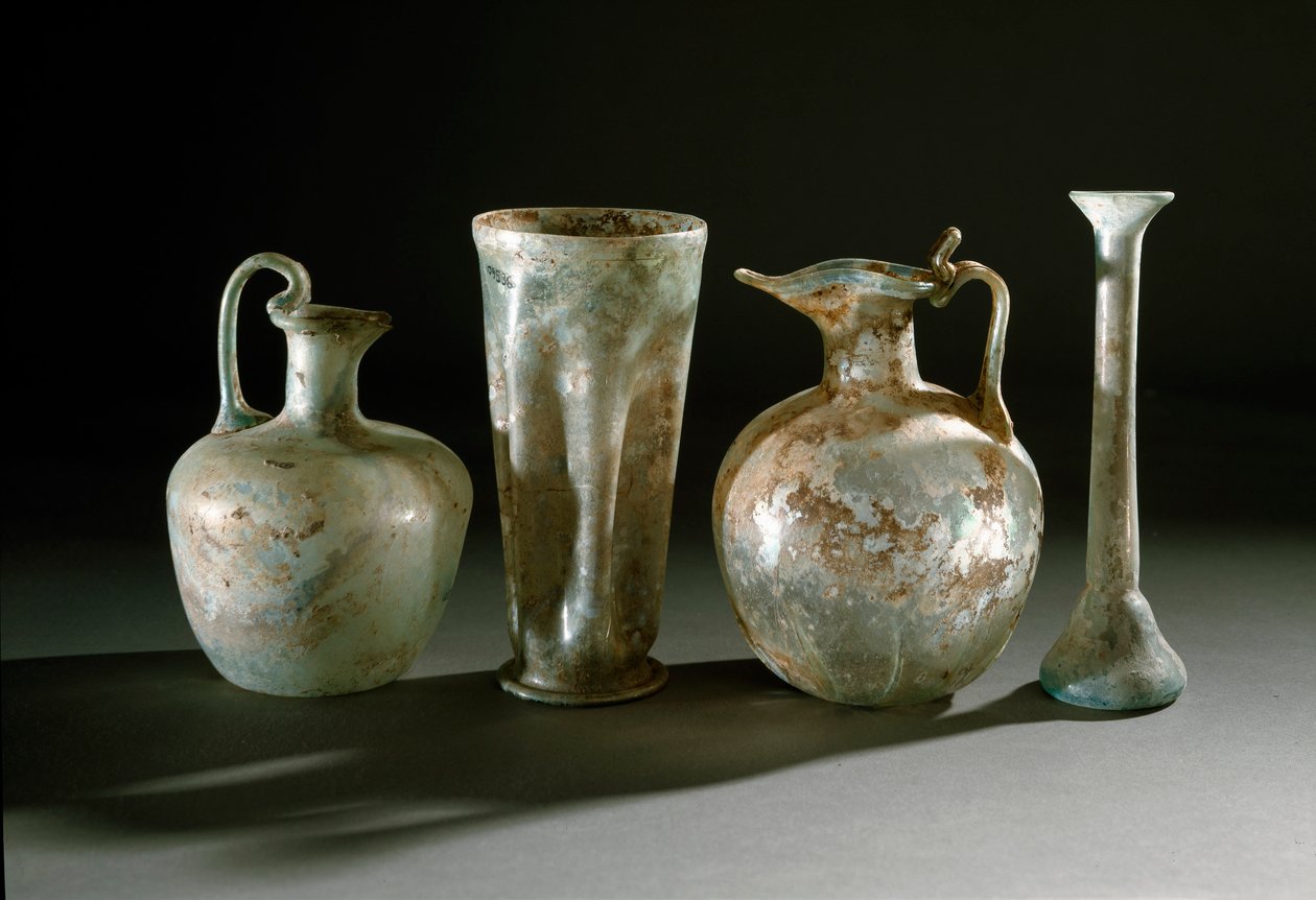 الفن الروماني: أباريق وأباريق ومزهريات زجاجية من بومبي. القرن الأول Museo Archeologico Nazionale ، نابولي بواسطة رواية