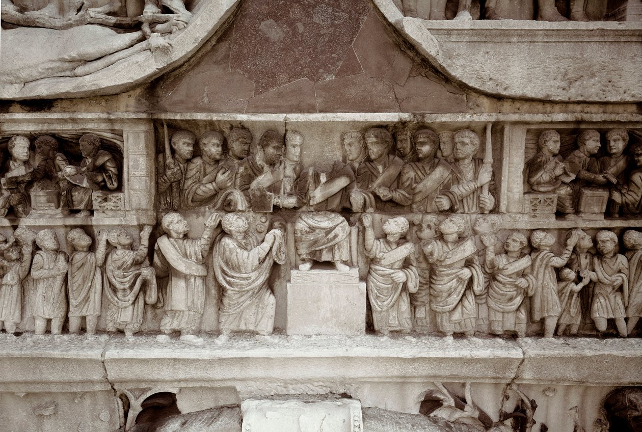 Roman art: low marble relief representing the distribution of subsidies to the people in the forum of Cesar. 312-315 AD. Arch of Constantine, Rome - Roman Art. The emperor distributing money among the people (largitio). Relief, 312-315 AD. Arch of Constant بواسطة رواية