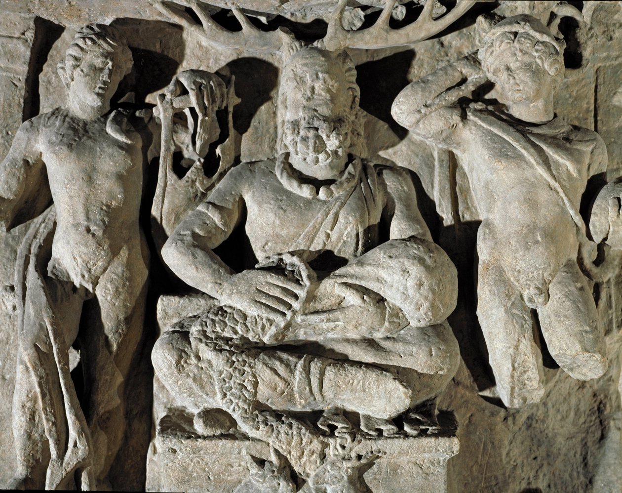 الفن الروماني: يمثل إله الإله الغالي من أصل سلتيك Cernunnos (أو Kernunnos) بين Apollo و Mercury. من ريمس. القرن الأول الميلادي. روما ، متحف ديلا سيفيلتا رومانا بواسطة رواية