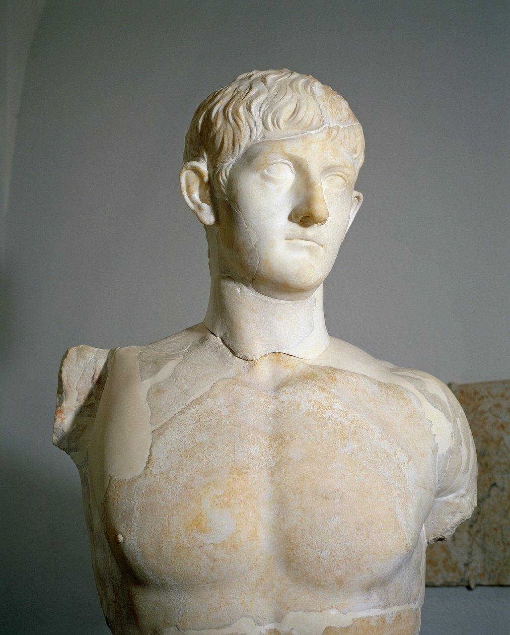 Roman civilization, Marble statue of Drusus III, son of Germanicus and Agrippina the Elder from Roselle, Augusteum, Tuscany region, Italy بواسطة رواية