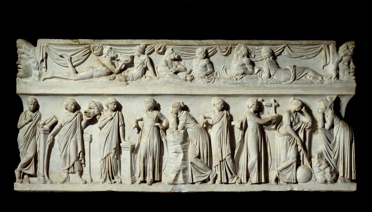 Sarcophagus des Muses: تمثيل آلهة الفنون والآداب. نحت الرخام. 150 م. باريس ، متحف اللوفر. بواسطة رواية